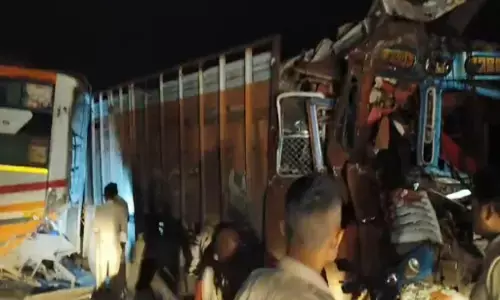 Big Accident: हाईवे पर ट्रक-बस के बीच जोरदार टक्कर, पांच लोगों की मौके पर मौत, आठ घायल Big Accident: हाईवे पर ट्रक-बस के बीच जोरदार टक्कर, पांच लोगों की मौके पर मौत, आठ घायल