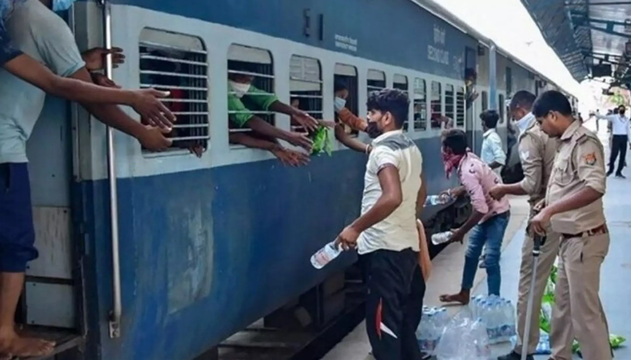 Indian Railways: टिकट होने पर भी यात्री को रेल से उतार सकता है टीटी, जानें क्या है रेलवे का अनोखा नियम Indian Railways: टिकट होने पर भी यात्री को रेल से उतार सकता है टीटी, जानें क्या है रेलवे का अनोखा नियम