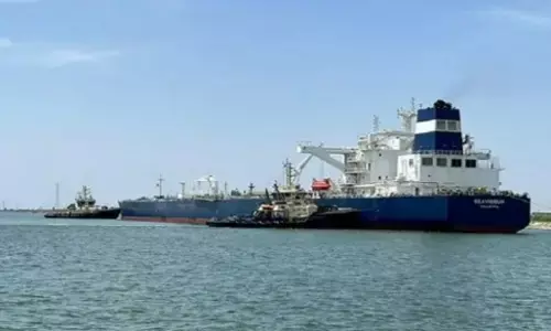 Oil Tanker Capsizes in Oman: ओमान तट के पास समुद्र में डूबा तेल टैंकर, 13 भारतीय समेत चालक दल के 16 सदस्य लापता Oil Tanker Capsizes in Oman: ओमान तट के पास समुद्र में डूबा तेल टैंकर, 13 भारतीय समेत चालक दल के 16 सदस्य लापता