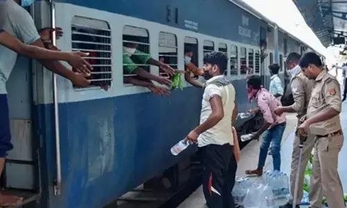 Indian Railways: टिकट होने पर भी यात्री को रेल से उतार सकता है टीटी, जानें क्या है रेलवे का अनोखा नियम Indian Railways: टिकट होने पर भी यात्री को रेल से उतार सकता है टीटी, जानें क्या है रेलवे का अनोखा नियम