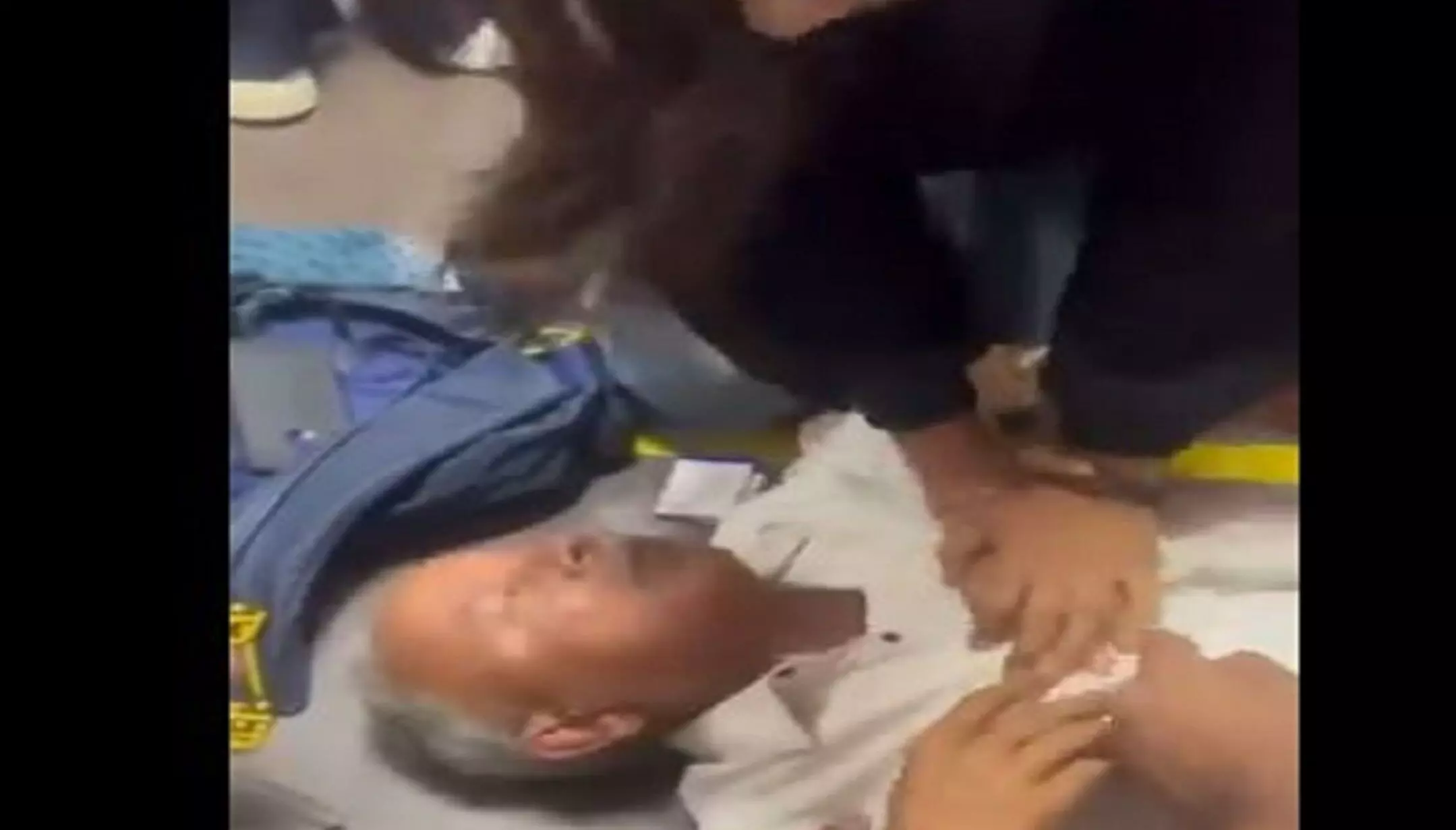 Delhi Airport News: Delhi Airport अचानक बेहाश हुआ बुजुर्ग, महिला ने यमराज के शिकंजे से छुड़ाई जान, Video वायरल Delhi Airport News: Delhi Airport अचानक बेहाश हुआ बुजुर्ग, महिला ने यमराज के शिकंजे से छुड़ाई जान, Video वायरल