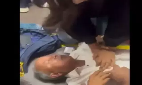 Delhi Airport News: Delhi Airport अचानक बेहाश हुआ बुजुर्ग, महिला ने यमराज के शिकंजे से छुड़ाई जान, Video वायरल Delhi Airport News: Delhi Airport अचानक बेहाश हुआ बुजुर्ग, महिला ने यमराज के शिकंजे से छुड़ाई जान, Video वायरल