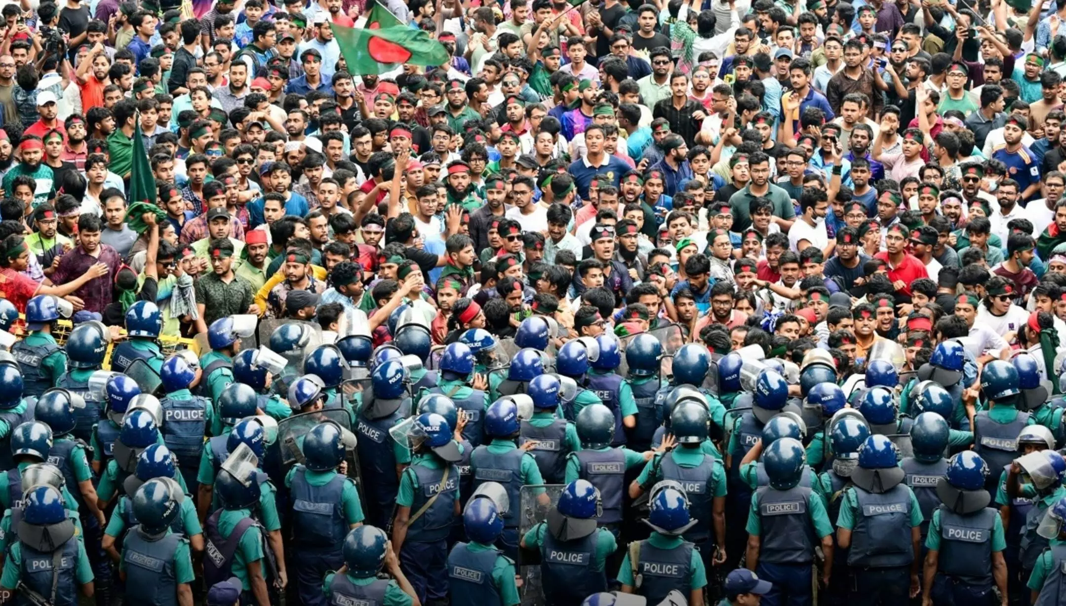 Bangladesh Violence: बांग्लादेश में भारी विरोध प्रदर्शन और हिंसा, अब तक 39 लोगों की मौत, संचार सेवाएं ठप Bangladesh Violence: बांग्लादेश में भारी विरोध प्रदर्शन और हिंसा, अब तक 39 लोगों की मौत, संचार सेवाएं ठप