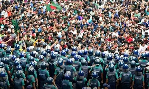 Bangladesh Violence: बांग्लादेश में भारी विरोध प्रदर्शन और हिंसा, अब तक 39 लोगों की मौत, संचार सेवाएं ठप Bangladesh Violence: बांग्लादेश में भारी विरोध प्रदर्शन और हिंसा, अब तक 39 लोगों की मौत, संचार सेवाएं ठप