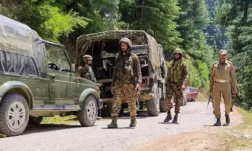 Kupwara Encounter: कुपवाड़ा के लोलाब में सुरक्षा बलों और आतंकियों के बीच मुठभेड़, एक आतंकी ढेर, एक जवान घायल Kupwara Encounter: कुपवाड़ा के लोलाब में सुरक्षा बलों और आतंकियों के बीच मुठभेड़, एक आतंकी ढेर, एक जवान घायल