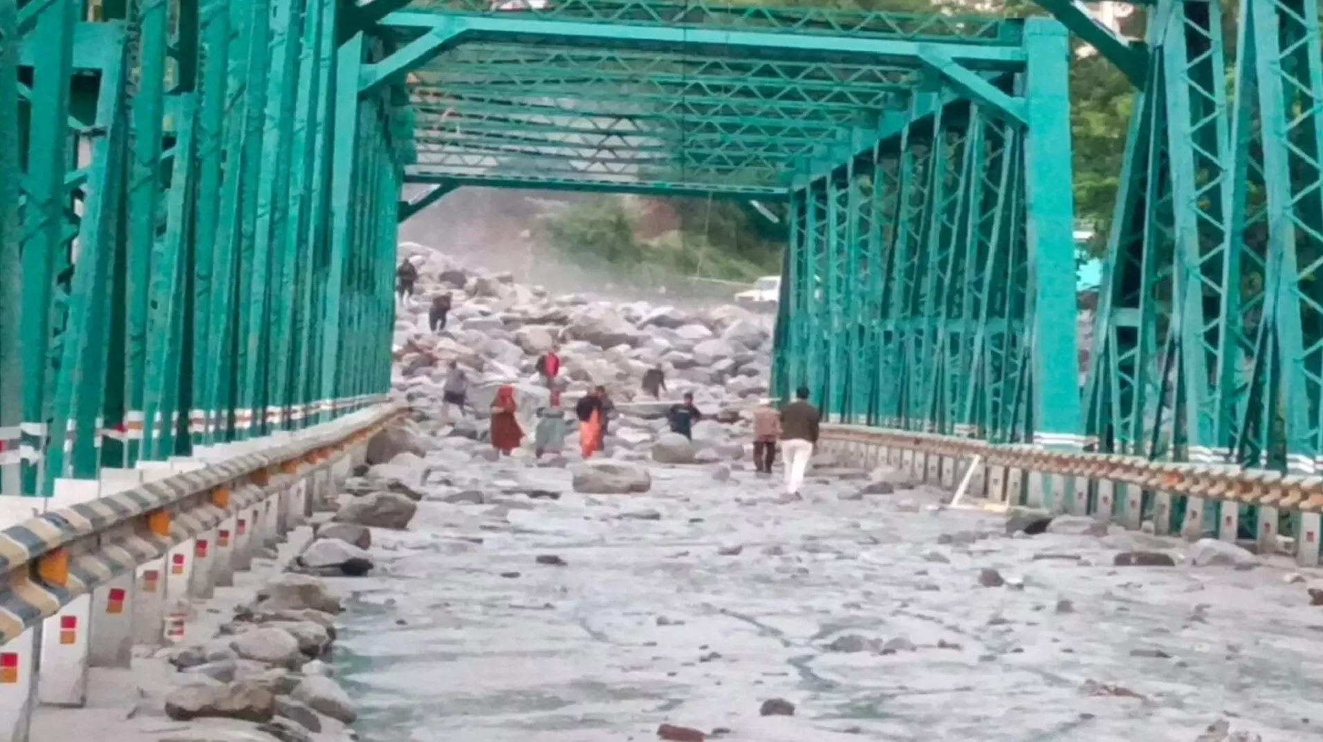 Manali Cloudburst: अचानक से फटा बादल, मनाली-लेह नेशनल हाईवे बंद Manali Cloudburst: अचानक से फटा बादल, मनाली-लेह नेशनल हाईवे बंद