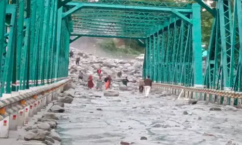 Manali Cloudburst: अचानक से फटा बादल, मनाली-लेह नेशनल हाईवे बंद Manali Cloudburst: अचानक से फटा बादल, मनाली-लेह नेशनल हाईवे बंद