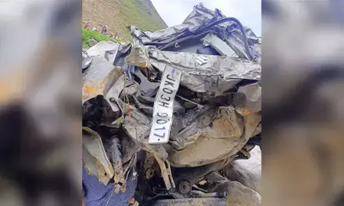 Anantnag Accident News: जम्मू-कश्मीर के अनंतनाग में भीषण सड़क हादसा, 5 बच्चों समेत 8 की मौत