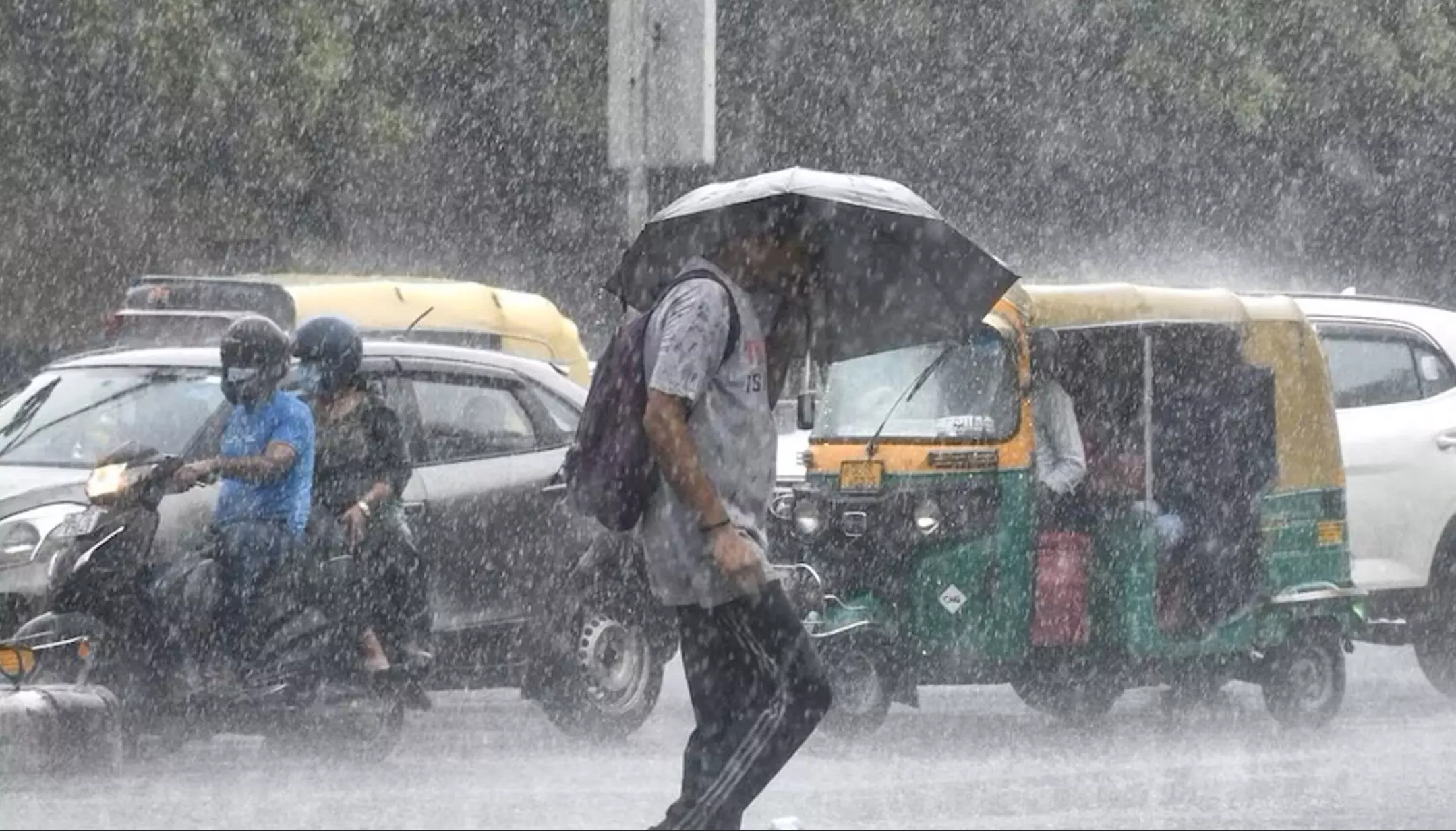 Delhi Rain: दिल्ली-एनसीआर में झमाझम बारिश, सुहावना हुआ मौसम Delhi Rain: दिल्ली-एनसीआर में झमाझम बारिश, सुहावना हुआ मौसम