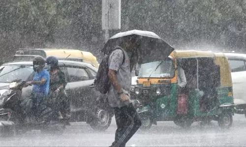 Delhi Rain: दिल्ली-एनसीआर में झमाझम बारिश, सुहावना हुआ मौसम