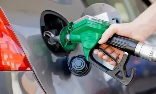Petrol Diesel Price: पेट्रोल-डीजल की कीमतों में गिरावट, यूपी से बिहार तक सस्ता हुआ तेल