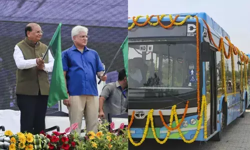 Delhi News: दिल्ली को मिली 320 नई इलेक्ट्रिक बसों की सौगात, उपराज्यपाल ने दिखाई हरी झंडी Delhi News: दिल्ली को मिली 320 नई इलेक्ट्रिक बसों की सौगात, उपराज्यपाल ने दिखाई हरी झंडी