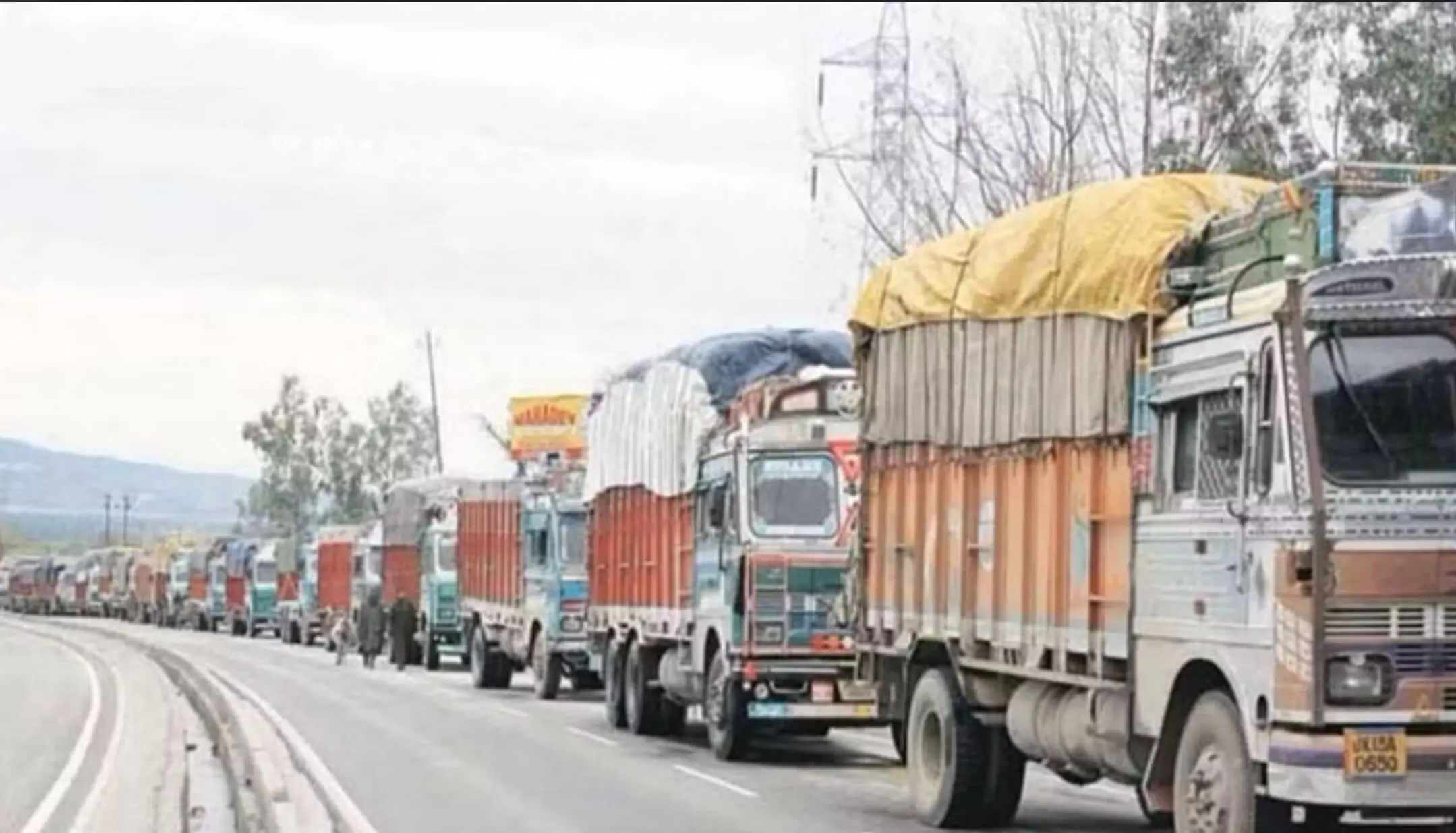Kaushambi News: राष्ट्रीय राजमार्ग बना ट्रक चालकों का पार्किंग स्थल: ढाबों पर अवैध धंधे चरम पर Kaushambi News: राष्ट्रीय राजमार्ग बना ट्रक चालकों का पार्किंग स्थल: ढाबों पर अवैध धंधे चरम पर