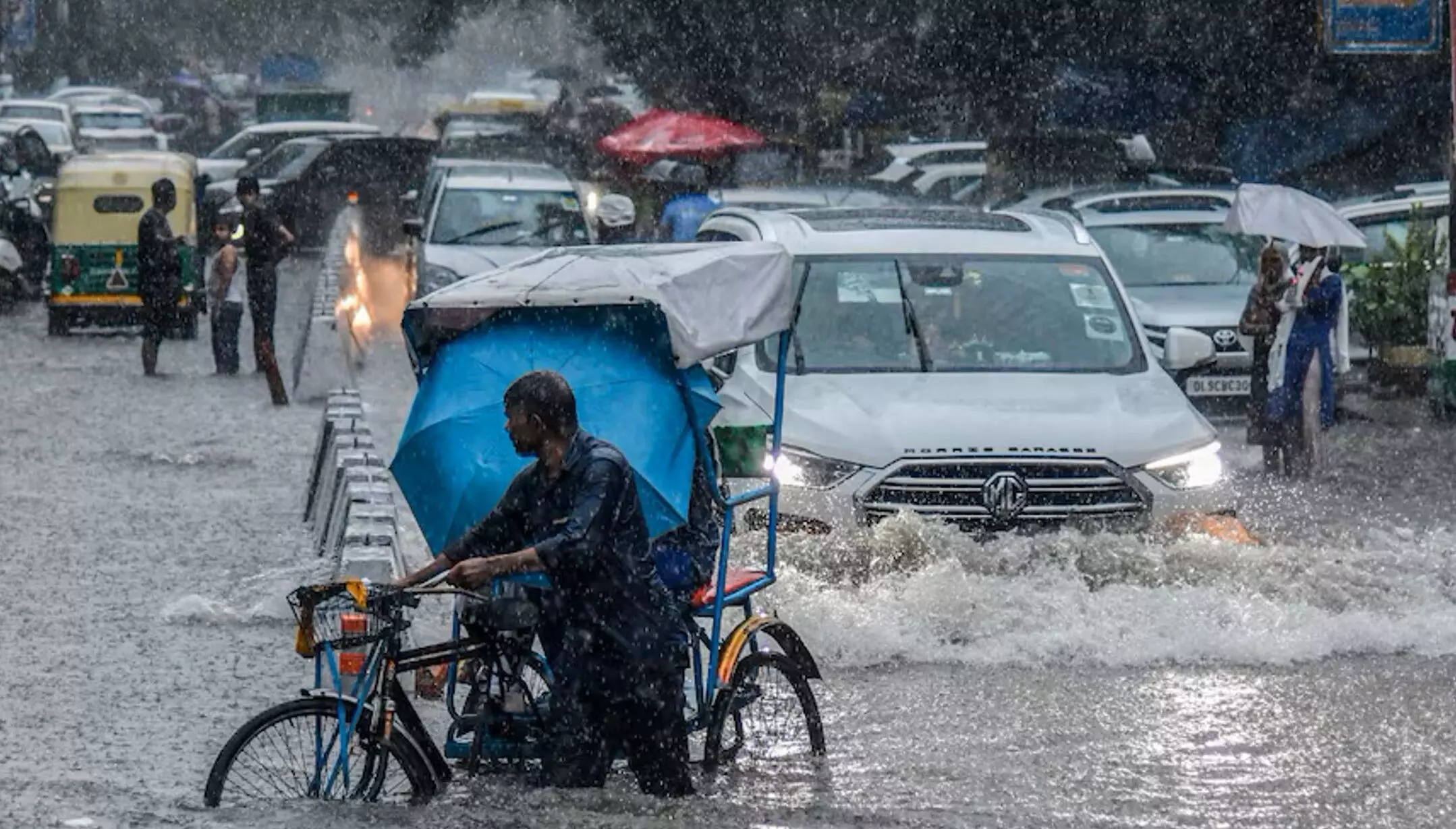 Rain Alert: दिल्ली समेत इन राज्यों में भारी बारिश का अलर्ट, उत्तराखंड और हिमाचल में भूस्खलन की चेतावनी Rain Alert: दिल्ली समेत इन राज्यों में भारी बारिश का अलर्ट, उत्तराखंड और हिमाचल में भूस्खलन की चेतावनी