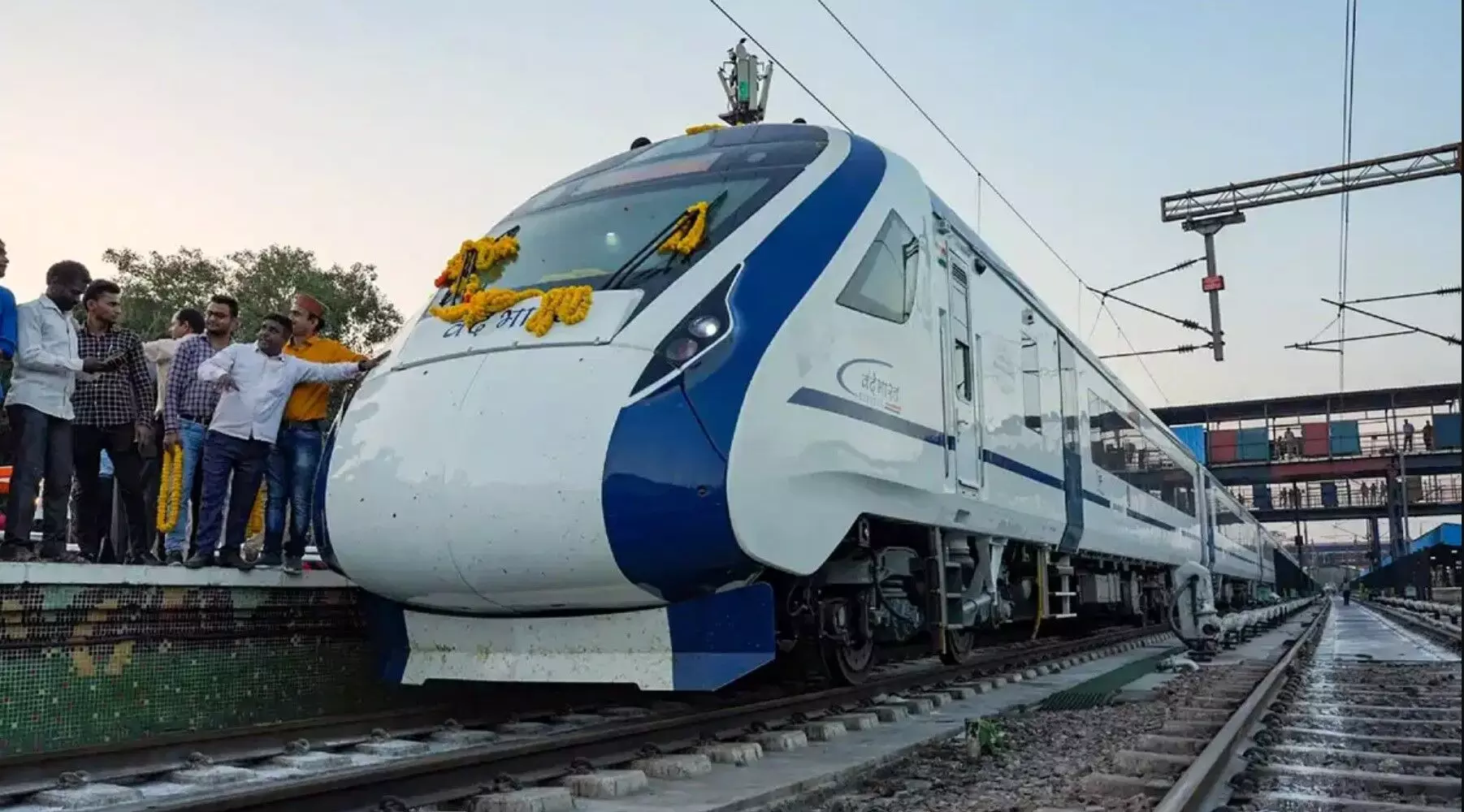 Vande Bharat Sleeper: आ रही है वंदे भारत स्लीपर, सुविधाएं जान रह जाएंगे दंग Vande Bharat Sleeper: आ रही है वंदे भारत स्लीपर, सुविधाएं जान रह जाएंगे दंग