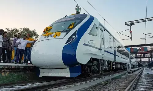 Vande Bharat Sleeper: आ रही है वंदे भारत स्लीपर, सुविधाएं जान रह जाएंगे दंग Vande Bharat Sleeper: आ रही है वंदे भारत स्लीपर, सुविधाएं जान रह जाएंगे दंग