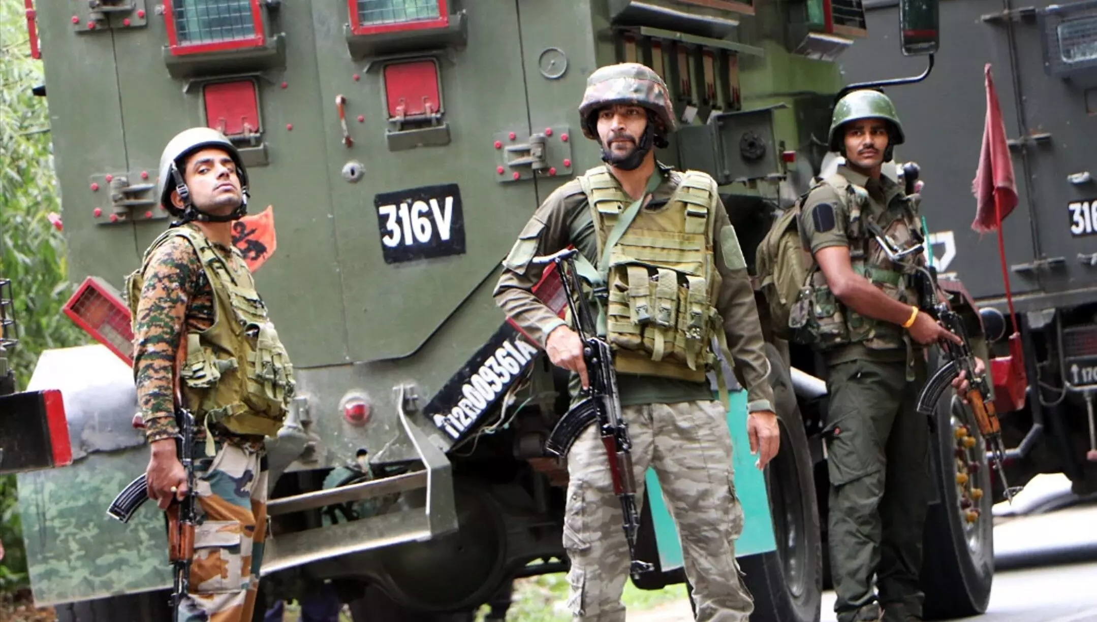 Jammu kashmir: जम्मू-कश्मीर के उधमपुर में सुरक्षा बलों व आतंकवादियों के बीच मुठभेड़ जारी