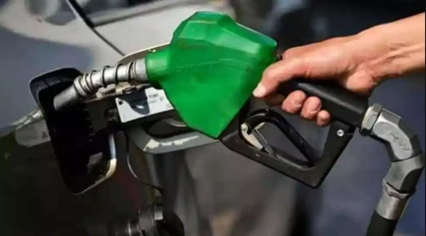 Petrol Diesel Price: 7 अगस्त को पेट्रोल-डीजल के नए रेट हुए अपडेट, कई राज्य में हुआ बदलाव, फटाफट चेक करें ताजा भाव Petrol Diesel Price: 7 अगस्त को पेट्रोल-डीजल के नए रेट हुए अपडेट, कई राज्य में हुआ बदलाव, फटाफट चेक करें ताजा भाव
