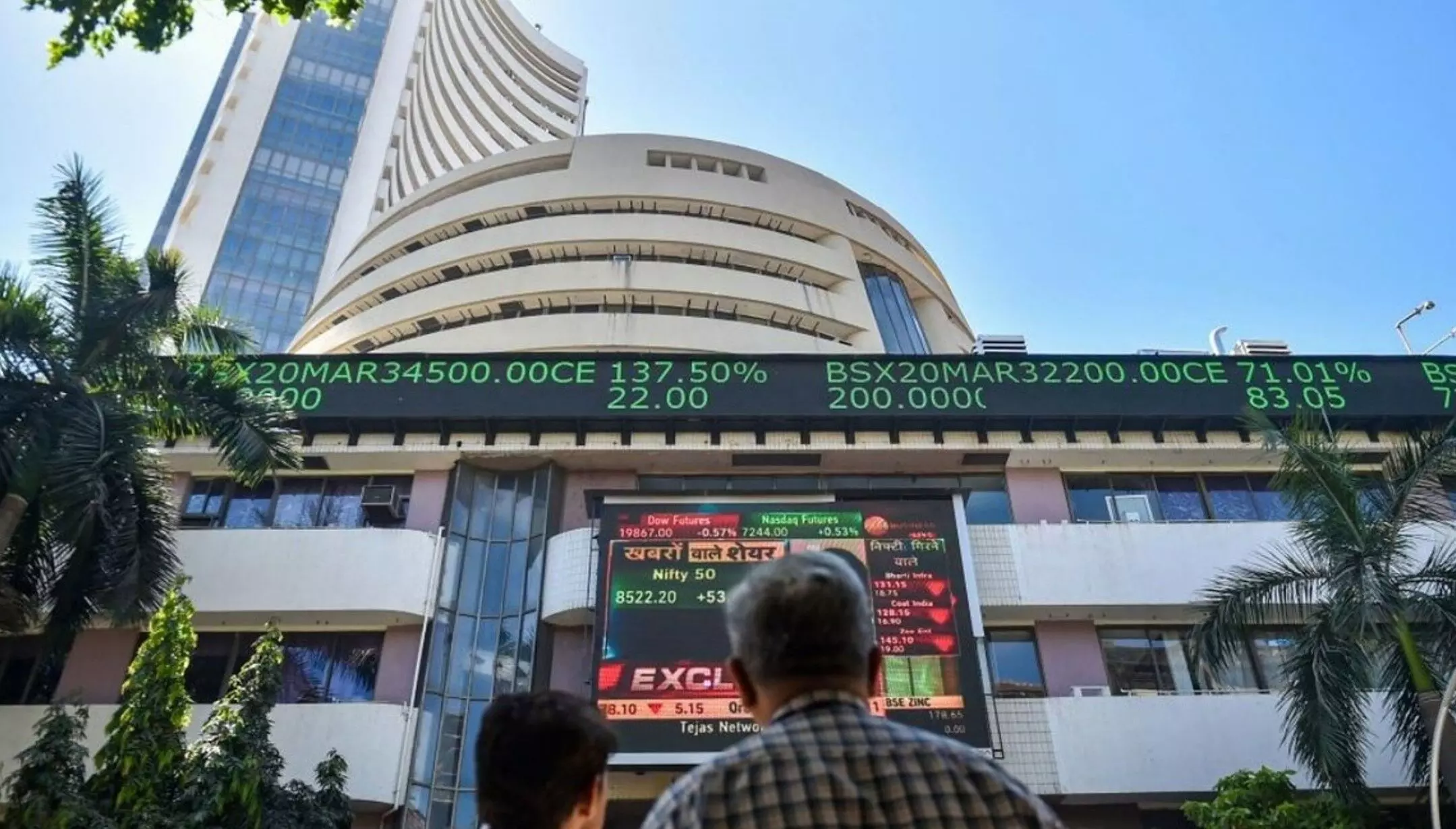 Stock Market Today: शेयर बाजार में लौटी बहार, सेंसेक्स 972 और निफ्टी में 300 अंक का उछाल, इन शेयरों में आई चमक Stock Market Today: शेयर बाजार में लौटी बहार, सेंसेक्स 972 और निफ्टी में 300 अंक का उछाल, इन शेयरों में आई चमक