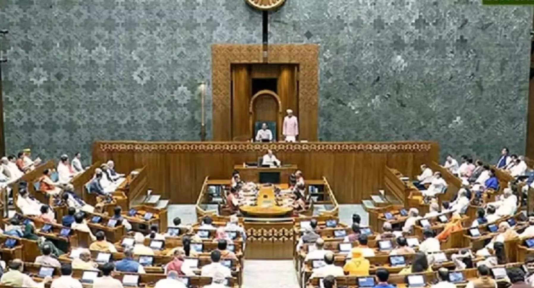 Waqf Board Amendment Bill 2024: भारी हंगामे के बीच वक्फ बोर्ड संशोधन बिल लोकसभा में किया गया पेश, विपक्ष ने जमकर काटा बवाल