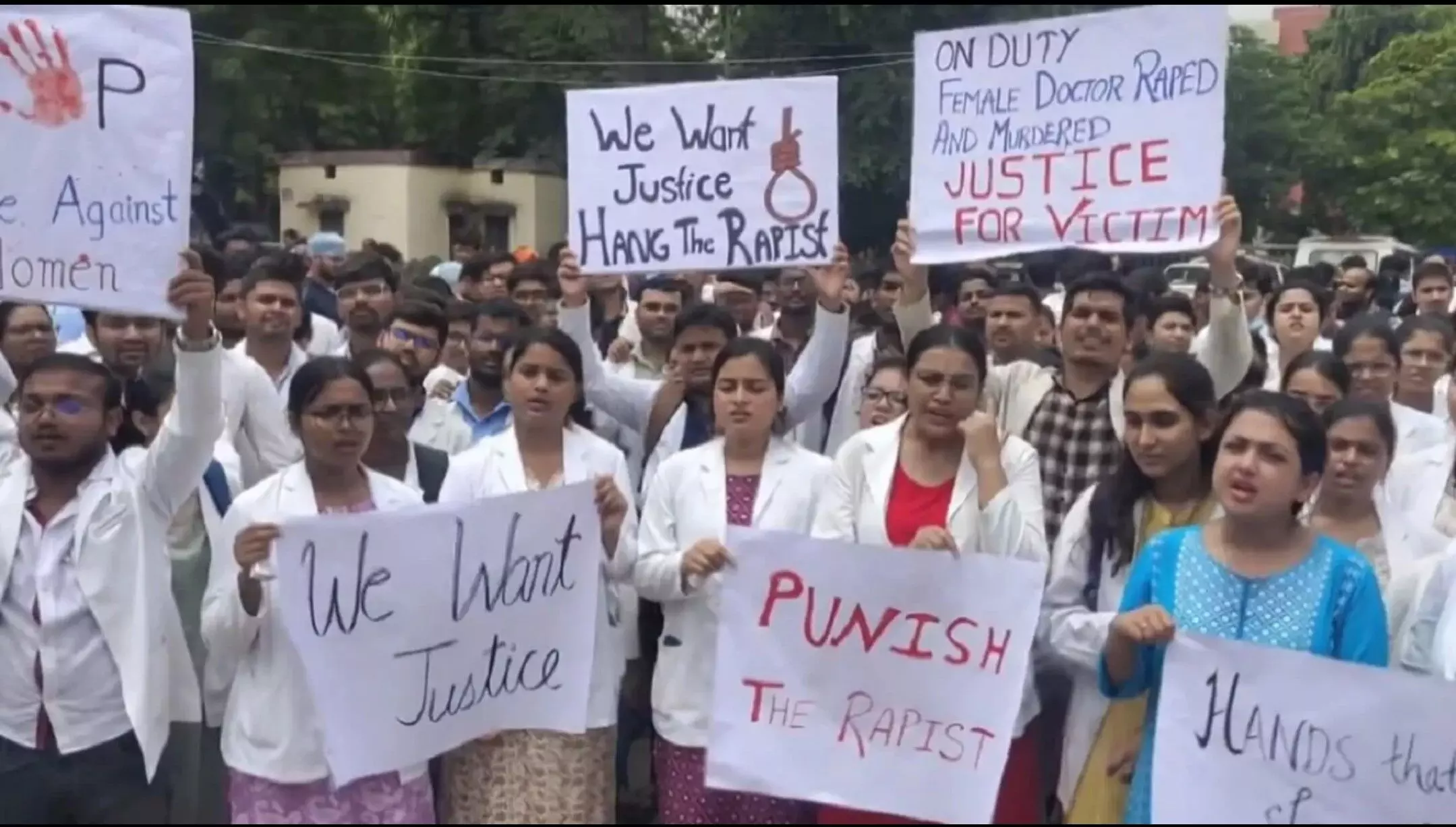 Kolkata Doctor Murder: देशभर में आज से ओपीडी सेवाएं भी बंद, कोलकाता केस के बाद डॉक्टरों की हड़ताल जारी Kolkata Doctor Murder: देशभर में आज से ओपीडी सेवाएं भी बंद, कोलकाता केस के बाद डॉक्टरों की हड़ताल जारी