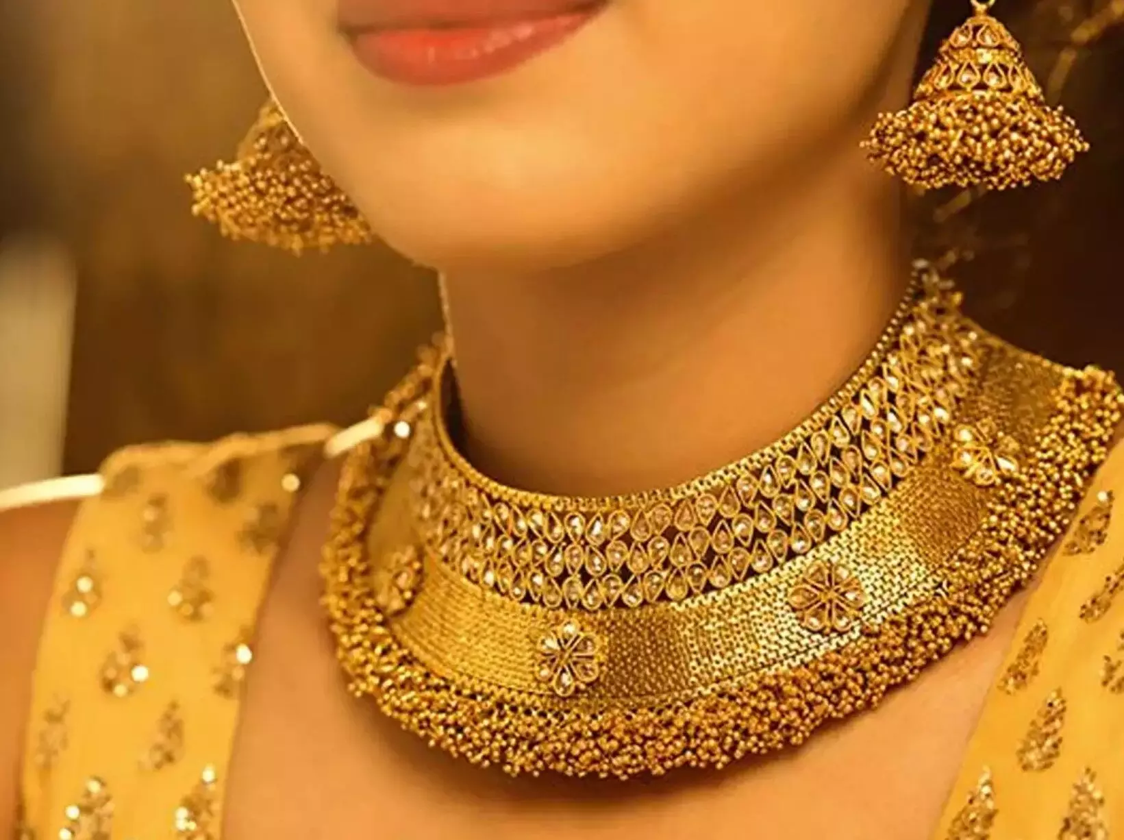 Gold Price Today: रक्षा बंधन से सर्राफा बाजार में आई तेजी, सोना हुआ महंगा, चांदी 81000 के पार
