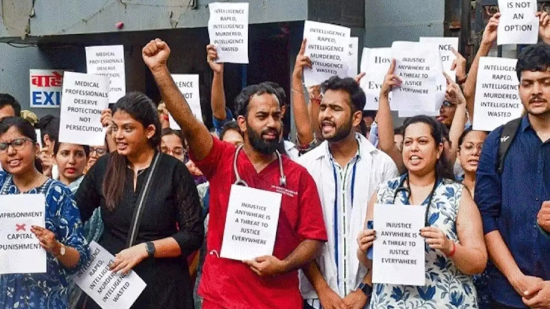 Kolkata Rape: अंधेरे में अकेले घूमने से बचें महिला स्टाफ, इस मेडिकल कॉलेज ने जारी किया तुगलकी फरमान Kolkata Rape: अंधेरे में अकेले घूमने से बचें महिला स्टाफ, इस मेडिकल कॉलेज ने जारी किया तुगलकी फरमान