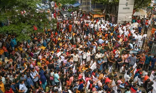 Kolkata Rape Case: कोलकाता के बाद अब इस राज्य में हुई लड़की से रेप और हत्या, लोगों का फूटा गुस्सा Kolkata Rape Case: कोलकाता के बाद अब इस राज्य में हुई लड़की से रेप और हत्या, लोगों का फूटा गुस्सा