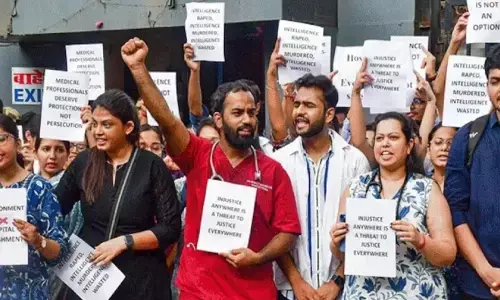 Kolkata Rape: अंधेरे में अकेले घूमने से बचें महिला स्टाफ, इस मेडिकल कॉलेज ने जारी किया तुगलकी फरमान