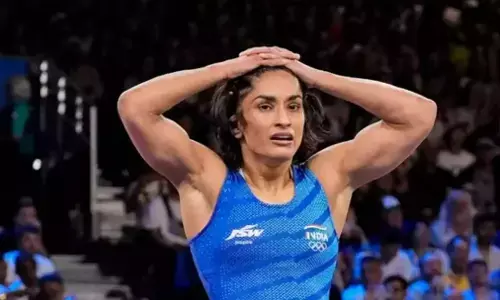 Vinesh Phogat: एक रात में कैसे बढ़ गया विनेश फोगाट का वजन, टीम डॉक्टर ने बताई पूरी कहानी Vinesh Phogat: एक रात में कैसे बढ़ गया विनेश फोगाट का वजन, टीम डॉक्टर ने बताई पूरी कहानी