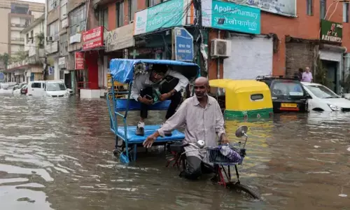 Weather Update: दिल्ली और हिमाचल-उत्तराखंड सहित इन राज्यों में भारी बारिश का अलर्ट, समुद्री क्षेत्रों के मछुआरों को IMD की सलाह
