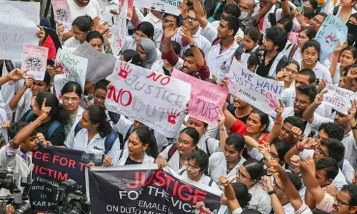 Kolkata Rape Case: कोलकाता रेप कांड पर सुप्रीम कोर्ट में सुनवाई जारी, CJI ने देशभर के डॉक्टरों की सुरक्षा पर जताई चिंता Kolkata Rape Case: कोलकाता रेप कांड पर सुप्रीम कोर्ट में सुनवाई जारी, CJI ने देशभर के डॉक्टरों की सुरक्षा पर जताई चिंता