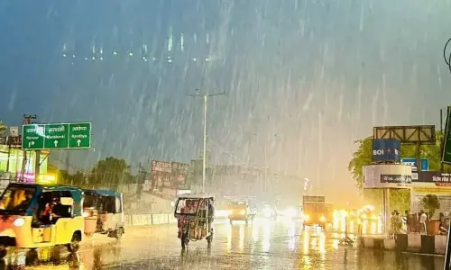 Delhi Rain: दिल्ली-एनसीआर झमाझम बारिश, स्कूल-दफ्तर जाने के लिए घर से नहीं निकल पा रहे लोग