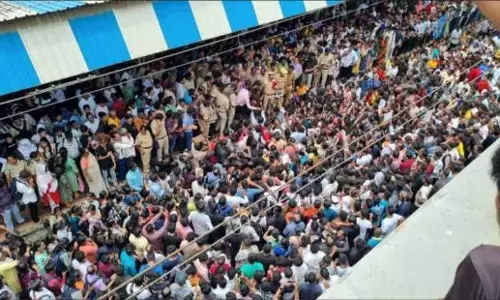 Badlapur Protest Update: बदलापुर में 30 ट्रेनें रद्द, 3 साल की बच्चियों के साथ यौन उत्पीड़न को लेकर विरोध प्रदर्शन