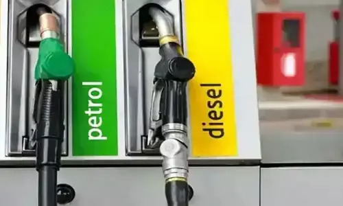 Petrol Diesel Price Today: रक्षाबंधन के अगले ही दिन बदल गए पेट्रोल-डीजल के दाम, तुंरत चेक करें रेट Petrol Diesel Price Today: रक्षाबंधन के अगले ही दिन बदल गए पेट्रोल-डीजल के दाम, तुंरत चेक करें रेट