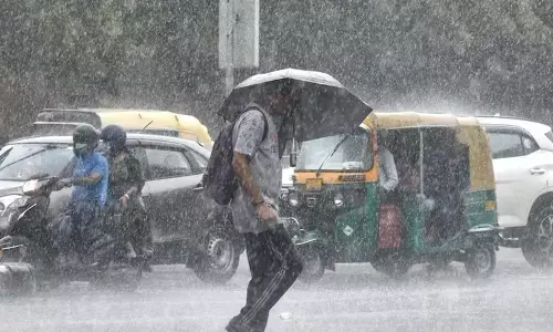 Weather Updates: दिल्ली-एनसीआर में अगले तीन दिन होगी झमाझम बारिश, इन क्षेत्रों में जारी किया अलर्ट