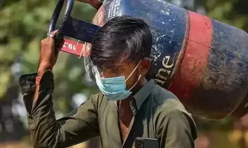 LPG Cylinder Price: अब महंगा LPG सिलेंडर हुआ कल की बात, सिर्फ 549 में करें बुकिंग LPG Cylinder Price: अब महंगा LPG सिलेंडर हुआ कल की बात, सिर्फ 549 में करें बुकिंग