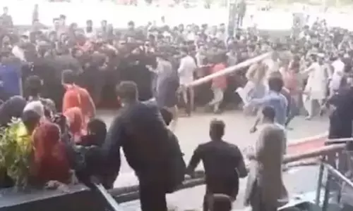 Pakistan: कराची के ड्रीम बाजार में उद्घाटन के दिन जमकर हुई लूटपाट, लाठी-डंडे लेकर मॉल पहुंची भीड़, देखें वीडियो