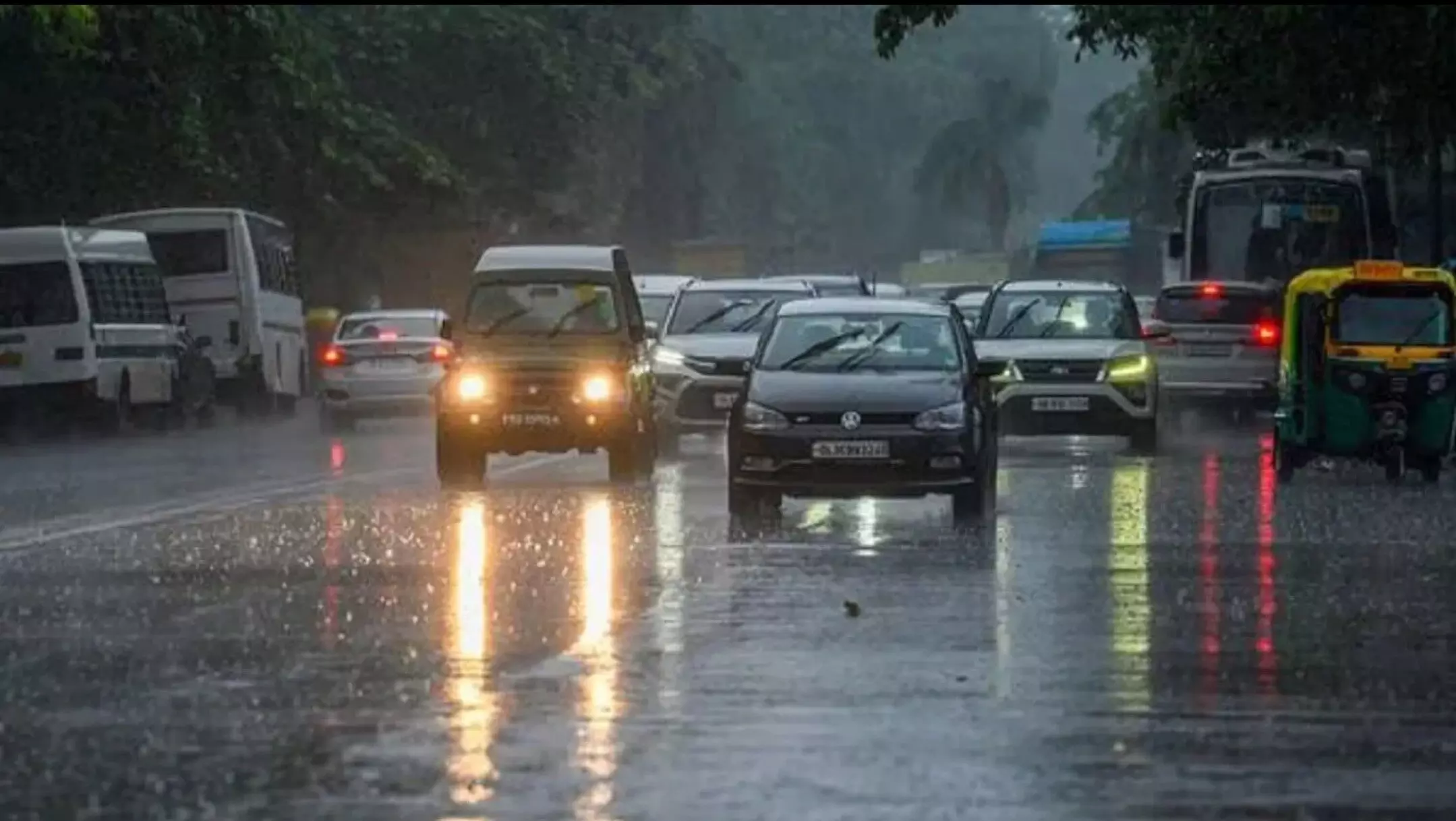 Weather Update: गुजरात में भारी बारिश का अलर्ट, पश्चिमी एमपी समेत इन राज्यों में भी बरसेंगे बदरा Weather Update: गुजरात में भारी बारिश का अलर्ट, पश्चिमी एमपी समेत इन राज्यों में भी बरसेंगे बदरा