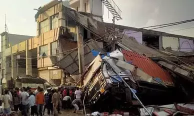 लखनऊ बिल्डिंग हादसे में मरने वालों की संख्या बढ़कर 8 हुई, 28 लोग घायल, रेस्क्यू ऑपरेशन जारी, ट्रक ड्राइवर ने बताया भयावह मंजर लखनऊ बिल्डिंग हादसे में मरने वालों की संख्या बढ़कर 8 हुई, 28 लोग घायल, रेस्क्यू ऑपरेशन जारी, ट्रक ड्राइवर ने बताया भयावह मंजर