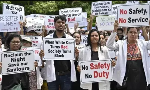 Kolkata: सुप्रीम कोर्ट के आदेश को डॉक्टरों ने किया दरकिनार, काम पर लौटने की जगह कर रहे हैं प्रदर्शन Kolkata: सुप्रीम कोर्ट के आदेश को डॉक्टरों ने किया दरकिनार, काम पर लौटने की जगह कर रहे हैं प्रदर्शन