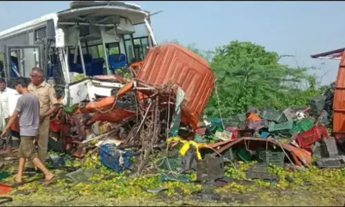 Jalna Road Accident: महाराष्ट्र में भीषण सड़क हादसा, जालना में कंटेनर और बस की जोरदार भिड़ंत, मौके पर 8 की मौत, 18 घायल Jalna Road Accident: महाराष्ट्र में भीषण सड़क हादसा, जालना में कंटेनर और बस की जोरदार भिड़ंत, मौके पर 8 की मौत, 18 घायल