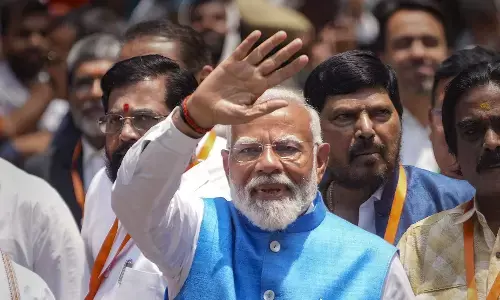 चुनाव जीतने के लिए रेवड़ियां बांटने की होड़: प्रधानमंत्री नरेंद्र मोदी की सरपरस्ती में समूचे देश के भीतर खेला जा रहा है घटिया व अनैतिक खेल चुनाव जीतने के लिए रेवड़ियां बांटने की होड़: प्रधानमंत्री नरेंद्र मोदी की सरपरस्ती में समूचे देश के भीतर खेला जा रहा है घटिया व अनैतिक खेल