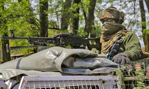 Kashmir News Hindi: कश्मीर में सेना-पुलिस और आतंकियों के बीच मुठभेड़, चार सैनिक-एक पुलिस अधिकारी घायल Kashmir News Hindi: कश्मीर में सेना-पुलिस और आतंकियों के बीच मुठभेड़, चार सैनिक-एक पुलिस अधिकारी घायल