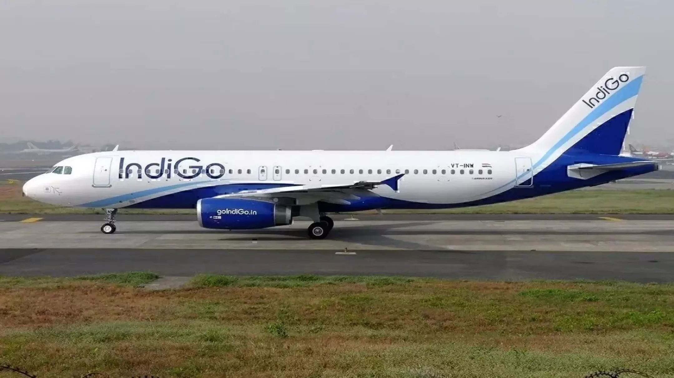 IndiGo Flight Bomb Threats: एअर इंडिया के बाद इंडिगो के दो विमानों को बम से उड़ाने की धमकी, सर्च ऑपरेशन जारी