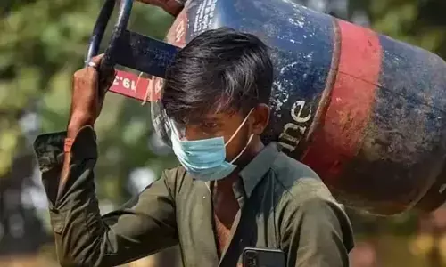 LPG Gas Cylinder Rate: रिकॅार्ड सस्ता हो गया LPG Gas Cylinder, सिर्फ 475 रुपए में ले जाएं घर! सरकार ने बदले नियम