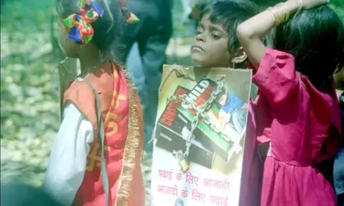 बाल श्रम उन्मूलन में श्रम विभाग सबसे बड़ा अवरोध, जबकि बाल विवाह को रोकने में ज़िला प्रवेशन विभाग का मिल रहा सहयोग