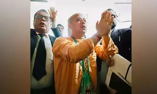 Chinmay Das Arrested: भारत ने बांग्लादेश में हिंदू पुजारी की गिरफ्तारी पर जताई कड़ी आपत्ति, अल्पसंख्यकों की सुरक्षा की मांग Chinmay Das Arrested: भारत ने बांग्लादेश में हिंदू पुजारी की गिरफ्तारी पर जताई कड़ी आपत्ति, अल्पसंख्यकों की सुरक्षा की मांग