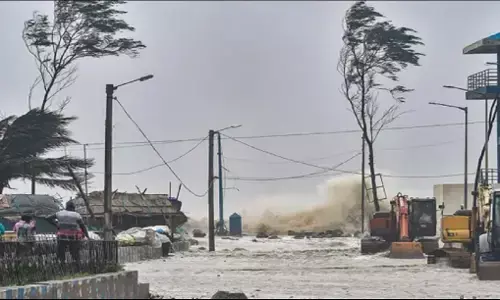 Cyclone Fengal: चक्रवात फेंगल से चेन्नई में भारी बारिश, कल कराईकल, महाबलीपुरम के बीच लैंडफॉल की आशंका