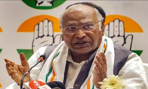 Congress News: यूपी विधानसभा चुनाव से पहले कांग्रेस अध्यक्ष खरगे का एक्शन, यूपी कांग्रेस की सभी इकाइयों को किया भंग, जानें क्यों? Congress News: यूपी विधानसभा चुनाव से पहले कांग्रेस अध्यक्ष खरगे का एक्शन, यूपी कांग्रेस की सभी इकाइयों को किया भंग, जानें क्यों?